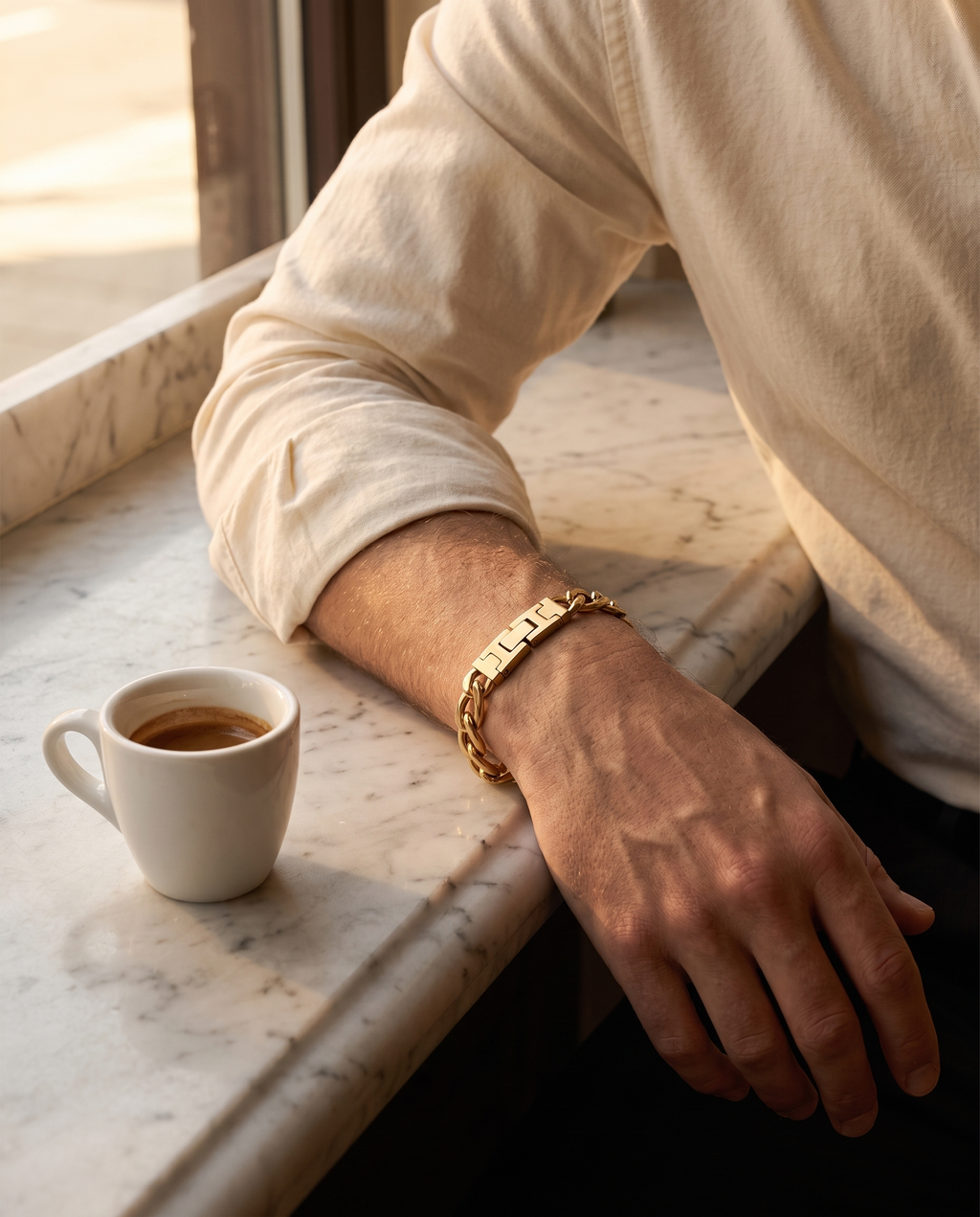 Man wearing the Sarveni Solano gold figaro bracelet
