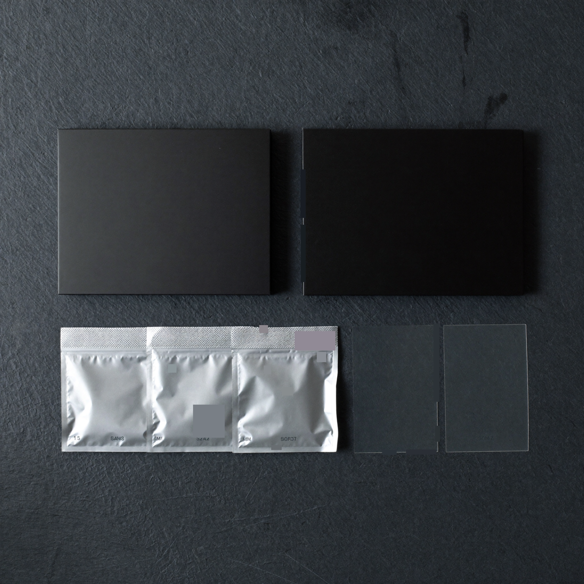 Contenu de la boîte Sarveni vu du dessus, sachets individuels et paire de patchs