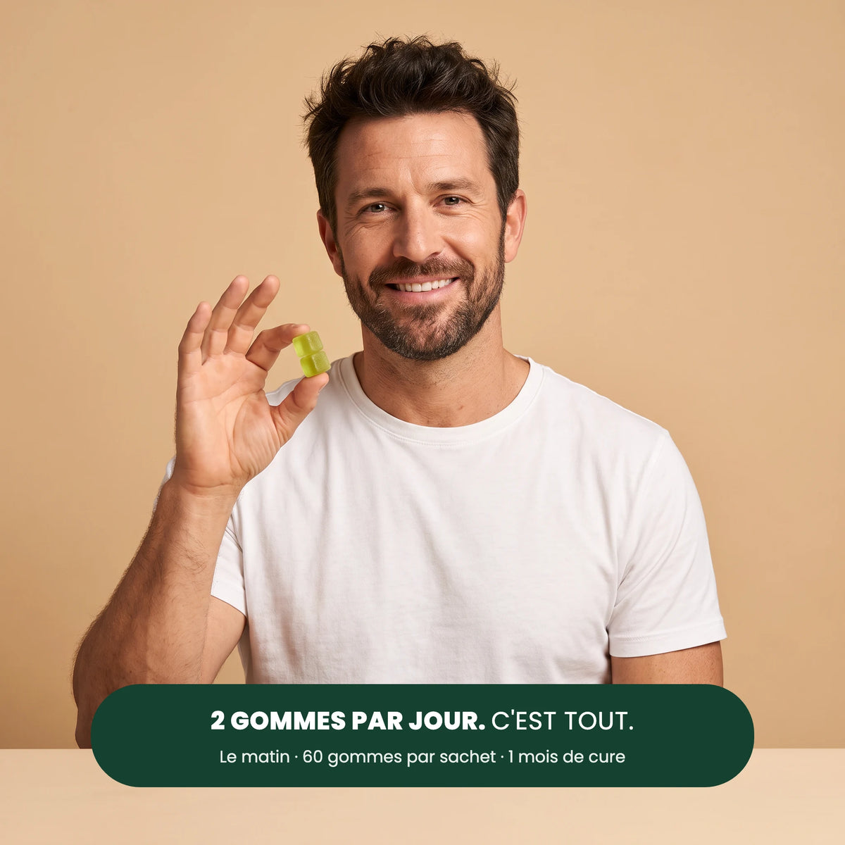 2 gommes par jour, c'est tout : homme souriant qui tient une gomme verte Sarveni
