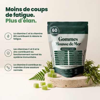 Sachet Sarveni sur un socle en travertin : la vitamine C et la vitamine B12 contribuent à réduire la fatigue