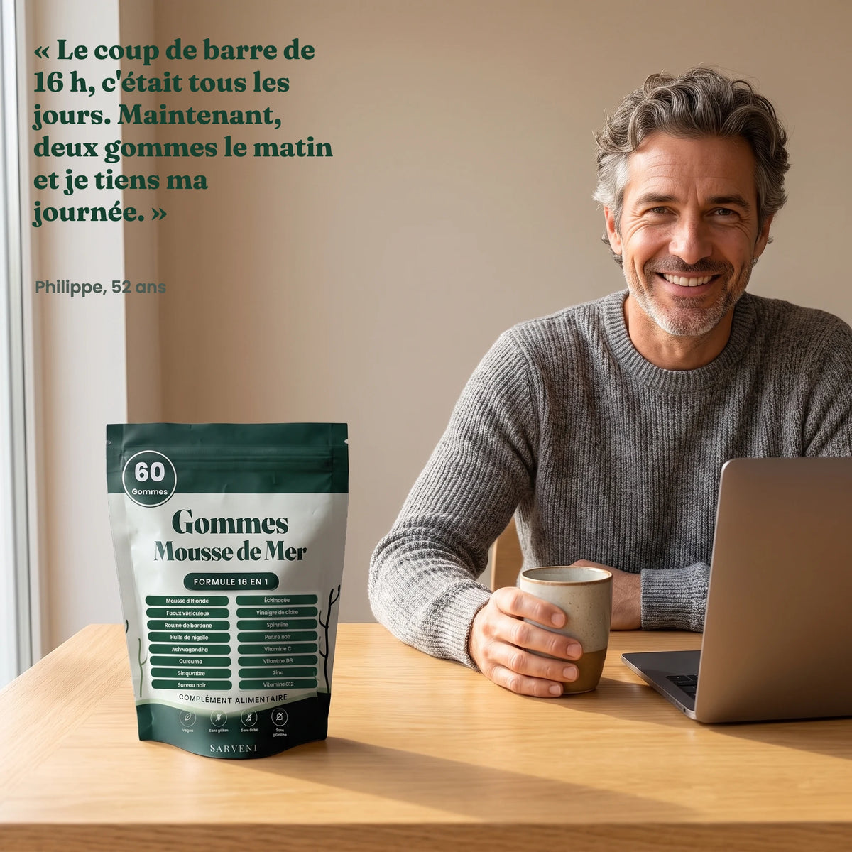 Homme à son bureau avec le sachet de gommes Sarveni posé sur la table